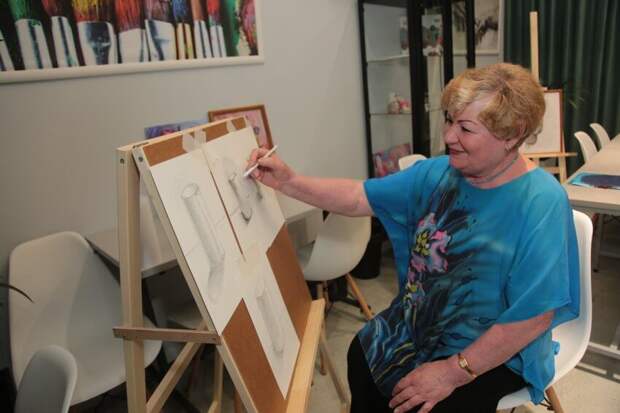 Библиотека на Дмитровском шоссе приглашает участников «Московского долголетия» научиться рисовать