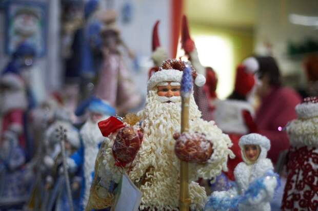 «Новогодние истории»: В Адыгее работает выставка авторских и коллекционных кукол