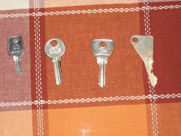Все ключи от дома, где вы не живёте уже 15 лет ностальгия, старые вещи, хлам