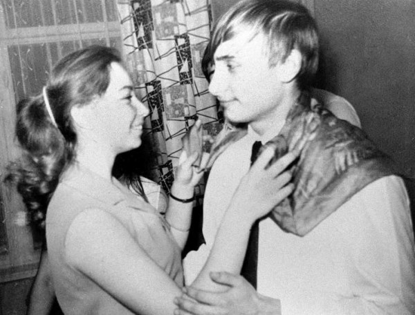 ВЛАДИМИР ПУТИН ТАНЦУЕТ СО СВОЕЙ ОДНОКЛАССНИЦЕЙ ЛЕНОЙ ВО ВРЕМЯ ВЕЧЕРИНКИ В ЛЕНИНГРАДЕ В 1970 ГОДУ ВЛАДИМИР ПУТИН ТАНЦУЕТ СО СВОЕЙ ОДНОКЛАССНИЦЕЙ ЛЕНОЙ ВО ВРЕМЯ ВЕЧЕРИНКИ В ЛЕНИНГРАДЕ В 1970 ГОДУ