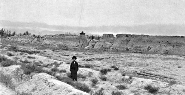Pg065_Geok_Tepe,_inside_the_fort