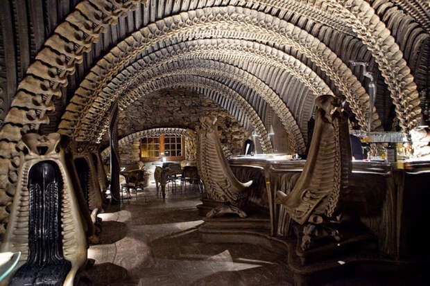 Бар H.R. Giger Alien, Грюйер, Швейцария