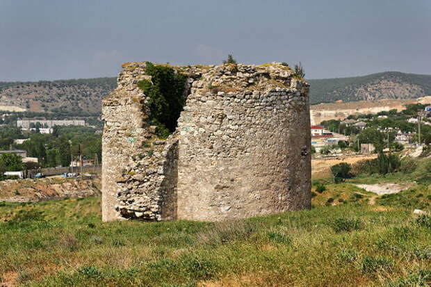 Под вопросом может оказаться даже Тростниковая цитадель, возведенная в шестом веке местным населением.