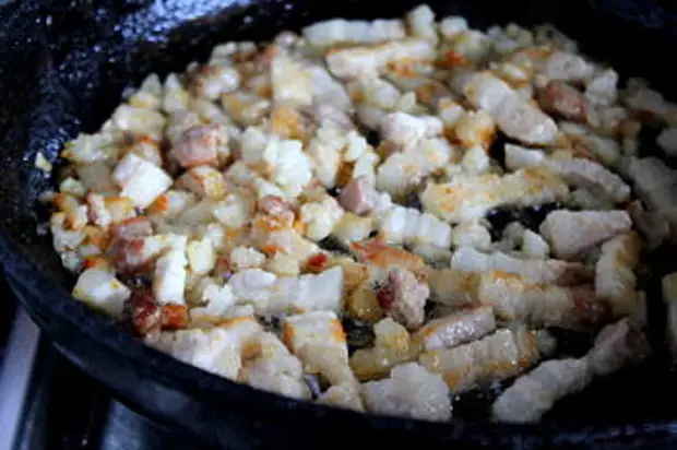 Сало со шкварками. Смалец со шкварками. выжарки из сала. шкварки из сала. как сделать шкварки из сала.