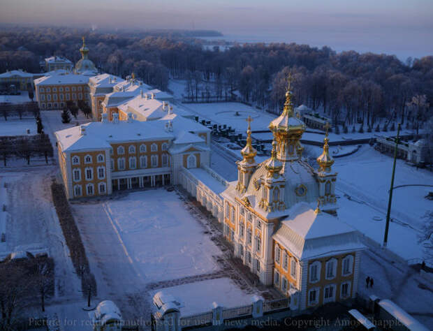 Большой дворец в государственном музее-заповеднике «Петергоф» располагается на утёсе примерно в 30 км от центра Санкт-Петербурга. 