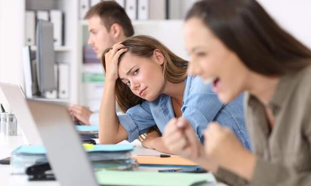 Если все раздражает и часто болит голова: 4 гормона, на которые влияет нехватка витамина Д