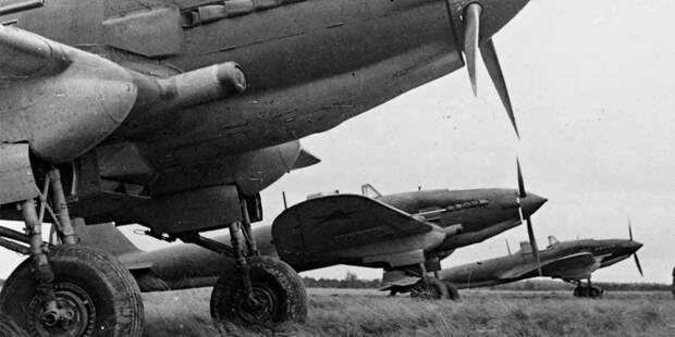Штурмовики Ил-2 ранних серий на аэродромной стоянке