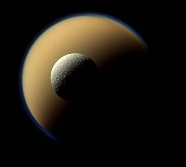 Спутник Сатурна Рея перед другим, самым крупным его спутником – Титаном