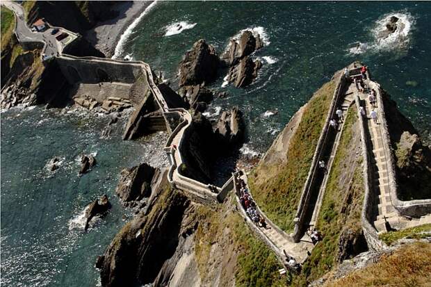 Остров Сан-Хуан де Гастелугаче (San Juan de Gaztelugatxe) и его лестница c 237 ступеньками (Испания)