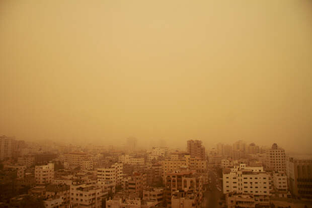 Heavy sandstorm engulfs the Gaza strip