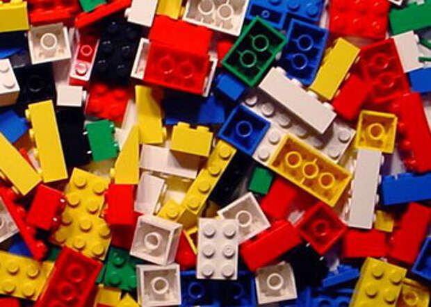13. Мойте Лего и другие мелкие игрушки и детальки, положив их в наволочку. А наволочку - в машину. своими руками, стиральная машина, стирка, чистота