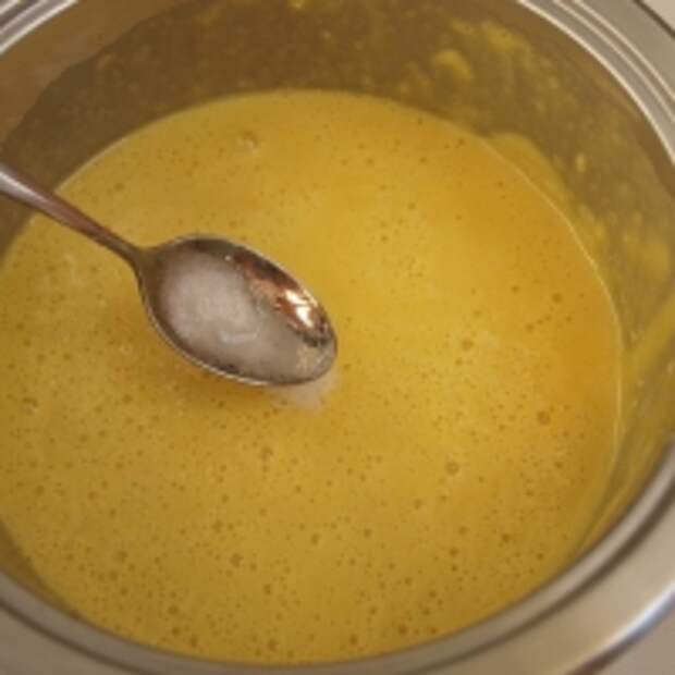 Нажмите, чтобы увеличить Шарлотка с яблоками, грушами и коньяком шаг 6