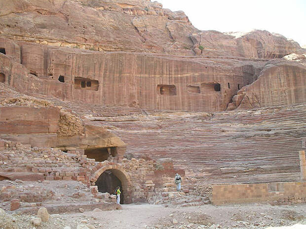 Амфитеатр, надстроенный Десятым легионом / Фото из Иордании