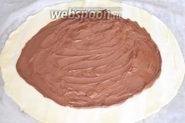 1 круг смазать шоколадной пастой, отступая от края на 3-4 см.