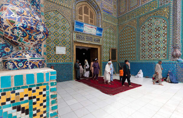 Иноверцев пускают в мечеть, но в мавзолей Али им вход запрещен. /Фото:varlamov.me