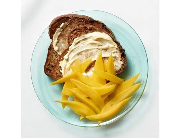 Бутерброд с творожным сыром и манго