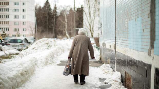 «Попробуй назови ее бабушкой — загрызет»: россияне разругались по поводу бесплатных обедов для пенсионеров