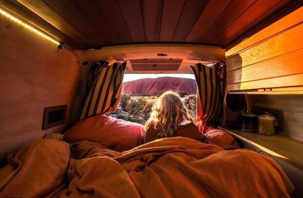 Каждое утро влюбленных начинается с потрясающего вида из окна (на снимке скала Улуру) австралия, жизнь, пара, приключение, путешествие, фотография, фургон