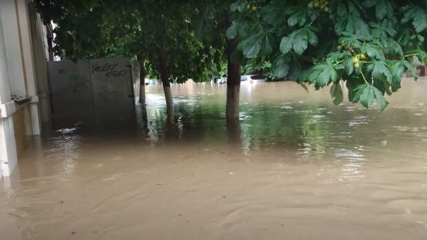 Спасатели эвакуируют жителей Керчи из-за аномального наводнения