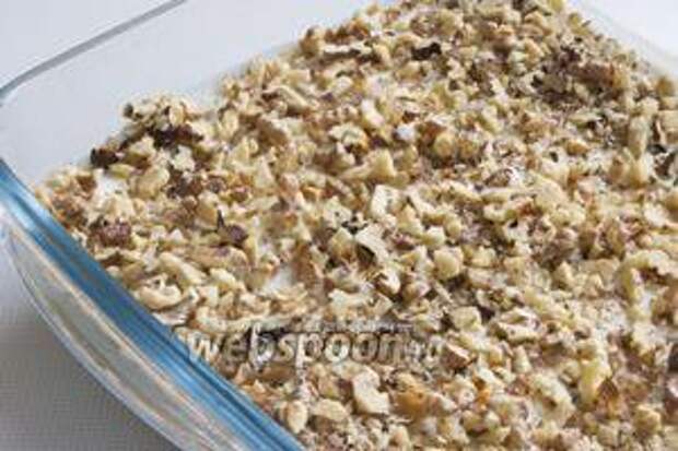 Грецкие орехи обжарьте на сухой сковородке, измельчите и посыпьте ими десерт.