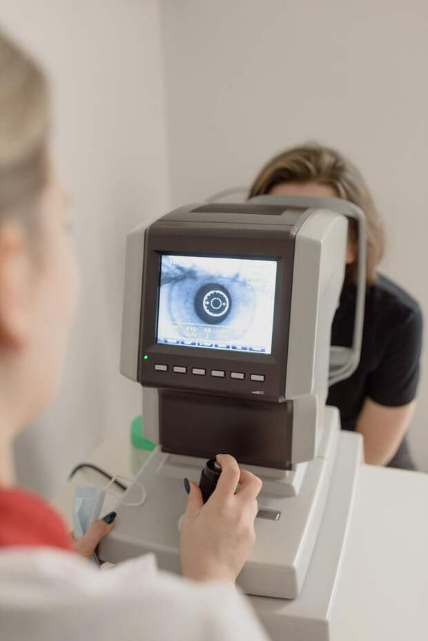 Почему при катаракте нельзя обойтись без операции и как она проходит — комментирует эксперт