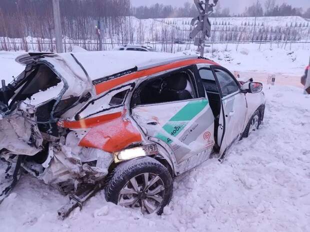 Казанның Киров районында каршеринг машинасы электричка белән бәрелешкән