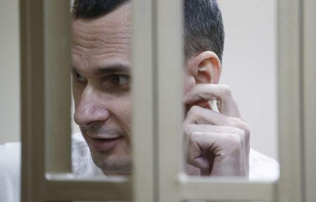 Украинского режиссера Сенцова приговорили к 20 годам колонии за теракты в Крыму