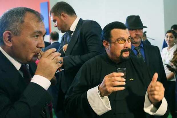 Звездный десант во Владивостоке: Стивен Сигал и Памела Андерсон на Первом Восточном экономическом форуме (+ВИДЕО, ФОТО) | Русская весна