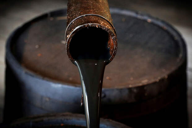 Цена нефти Brent на бирже опустилась ниже $82 впервые с 13 марта