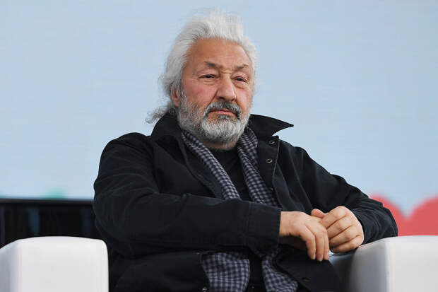 В суде рассказали о сложных отношениях певца Намина с его пасынком