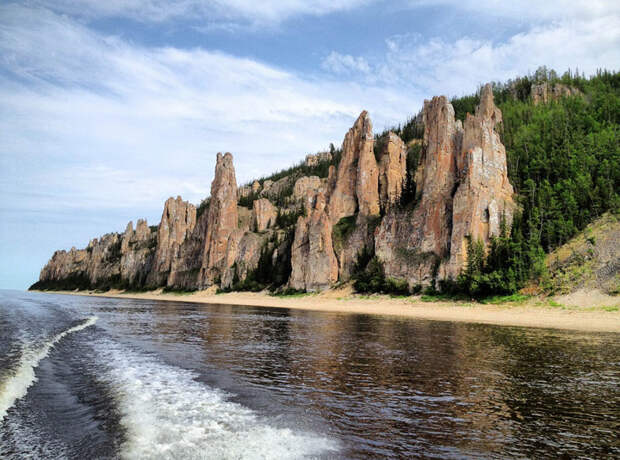 Ленские столбы, Якутия. Их высота доходит до ста метров, они протянулись вдоль правого берега реки Лены, а приблизительный возраст уникальных камней – 400 тысяч лет! история, факты