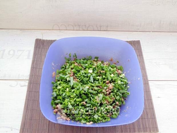 Смешать обжаренный фарш с луком и яйцом