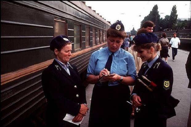 Проводницы на вокзале, 1988 год. Фотограф Бруно Барби (Bruno Barbey).