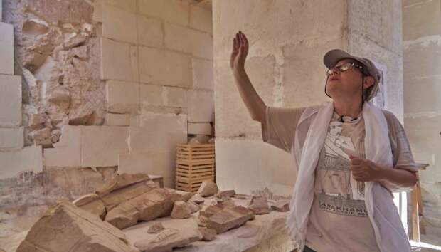 Ешиптолог Елена Пищикова объясняет процесс реставрации у могилы Карахамона. 