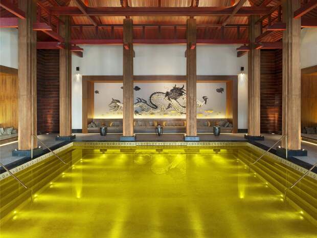 the-st-regis-lhasa-resorts-gold-energy-pool-in-tibet-makes-you-feel-like-youre-swimming-in-luxury-with-its-gold-plated-tiles