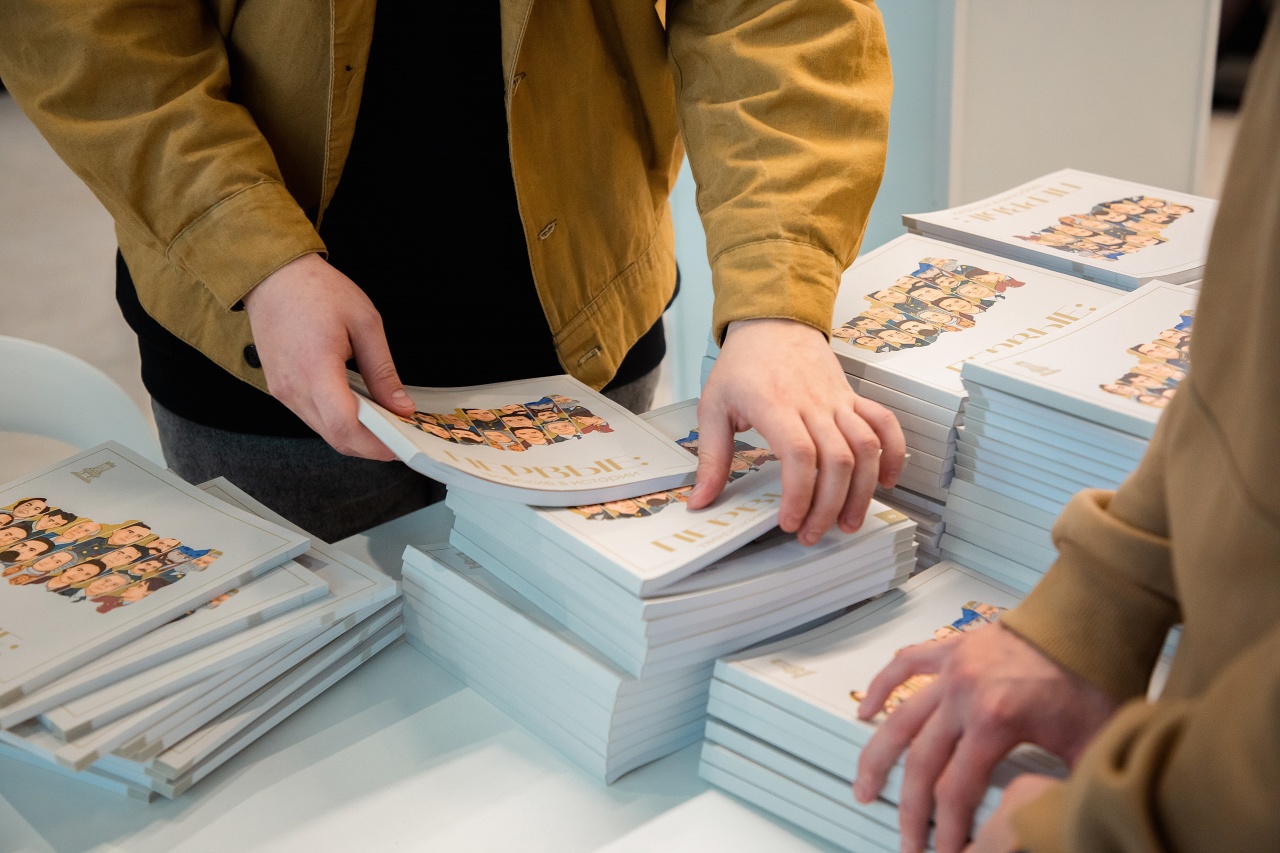 В Твери участники патриотического форума получили в подарок книгу "Первые"