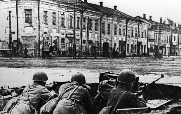 ID: 10632322 Описание: Советский Союз. Тула. Военные с противотанковыми ружьями на улице Коммунаров, 1941 год. Юрий Набатов/Фотохроника ТАСС