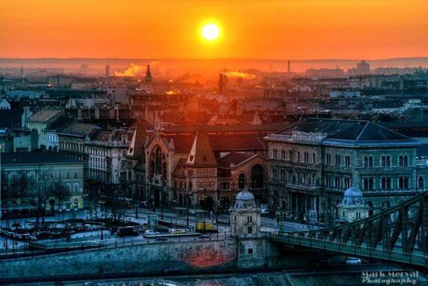 Яркий восход солнца над Будапештом