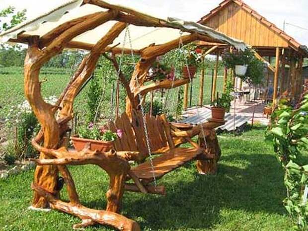 качели на даче из веток и коряг