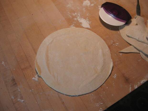 Раскатываем оставшееся тесто, которое вы срезали по краям еда, пицца