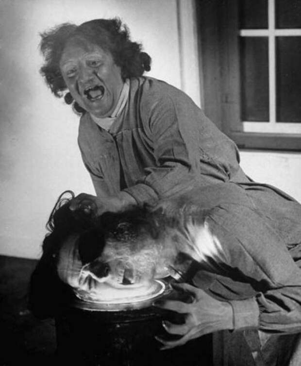 Сумасшедшая женщина топит человека в кислоте. | Фото: viralnova.com.
