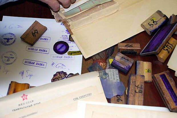 Чистые бланки, печати и факсимиле, использовавшиеся для изготовления подложных документов