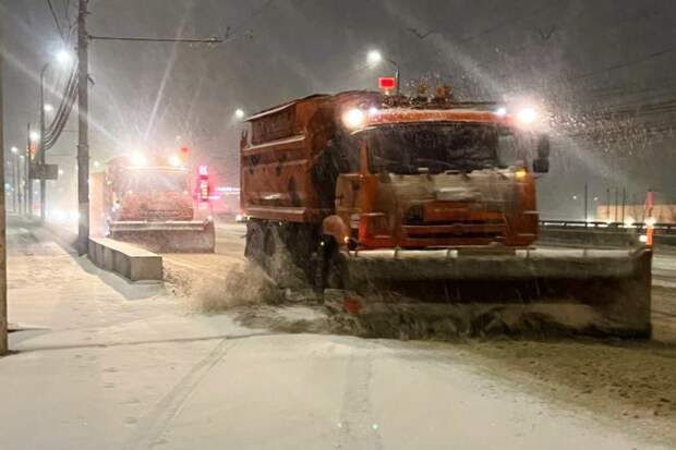В Туле 26 декабря усилили уборку снега и обработку дорог противогололедными материалами