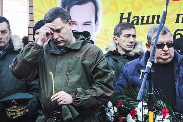 На панихиду по погибшим от обстрела ВСУ пассажирам собрался весь Донецк На панихиду по погибшим от обстрела ВСУ пассажирам собрался весь Донецк