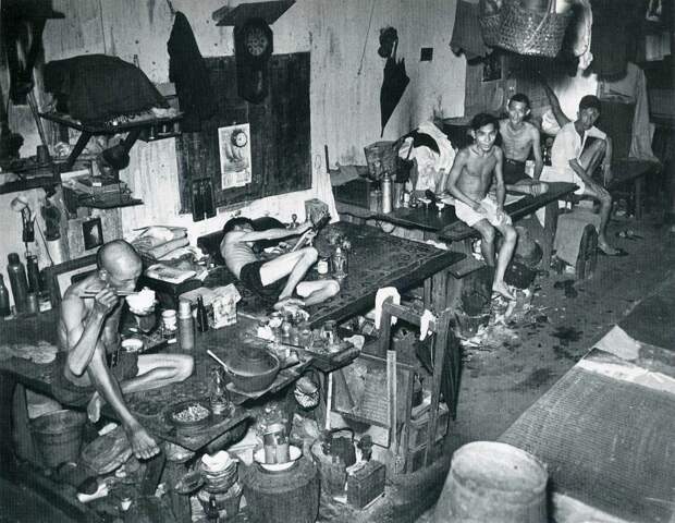 Opium den, Singapore, 1941