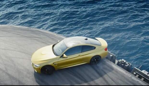 Автомобиль BMW M4 на треке.