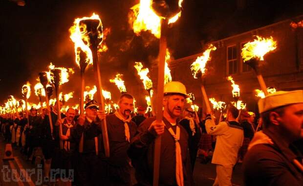 Шотландия, Леруик, Фестиваль Апхелио, Up Helly Aa Festival, Шетландские острова, праздники Шотландии, фестивали Шотландии, огненные праздники, викинги