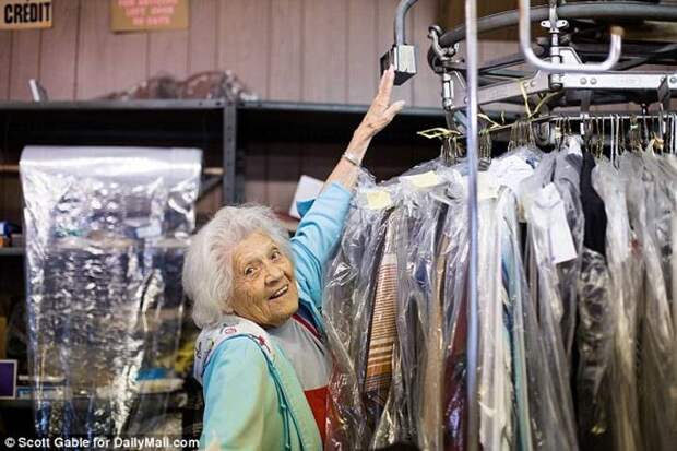 Ей 100 лет, но она все еще работает в прачечной по 11 часов 6 дней в неделю прачечная, работа