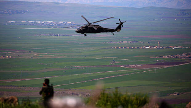 Вертолет международной коалиции, возглавляемой США, в районе границы Сирии и Турции. Архивное фото