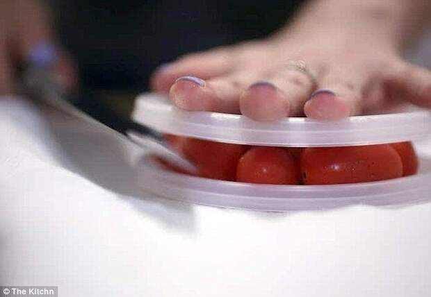 Эффективный способ быстро нарезать помидоры черри: поместить их между двумя тарелками, плотно прижать и разрезать все одним уверенным движением. готовка, готовка еды, лайфхаки, на кухне, полезные советы, советы, советы бывалых